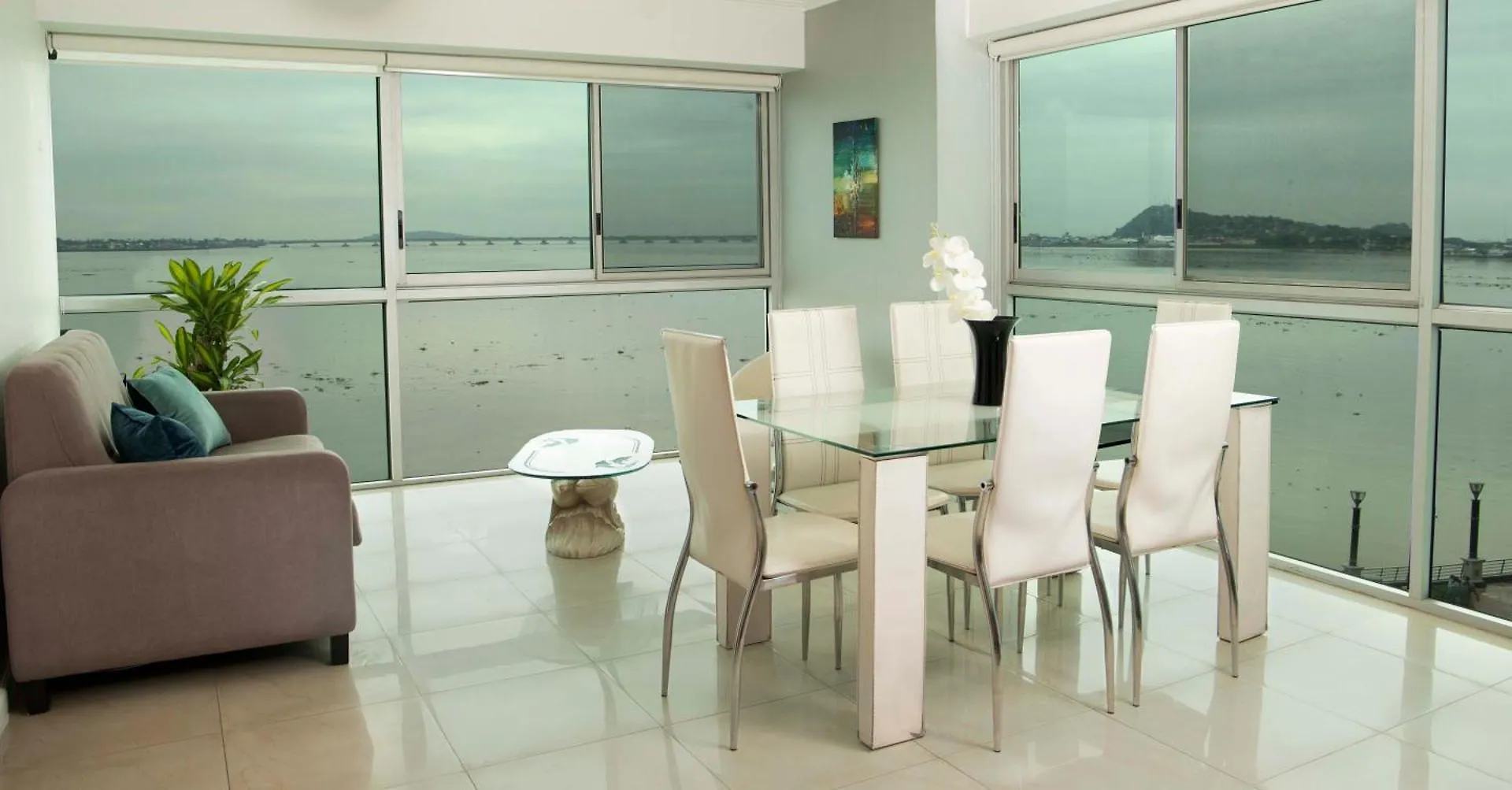Suite 206, Riverfront, Vista Al Rio, Puerto Santa Ana, Γκουαγιακίλ